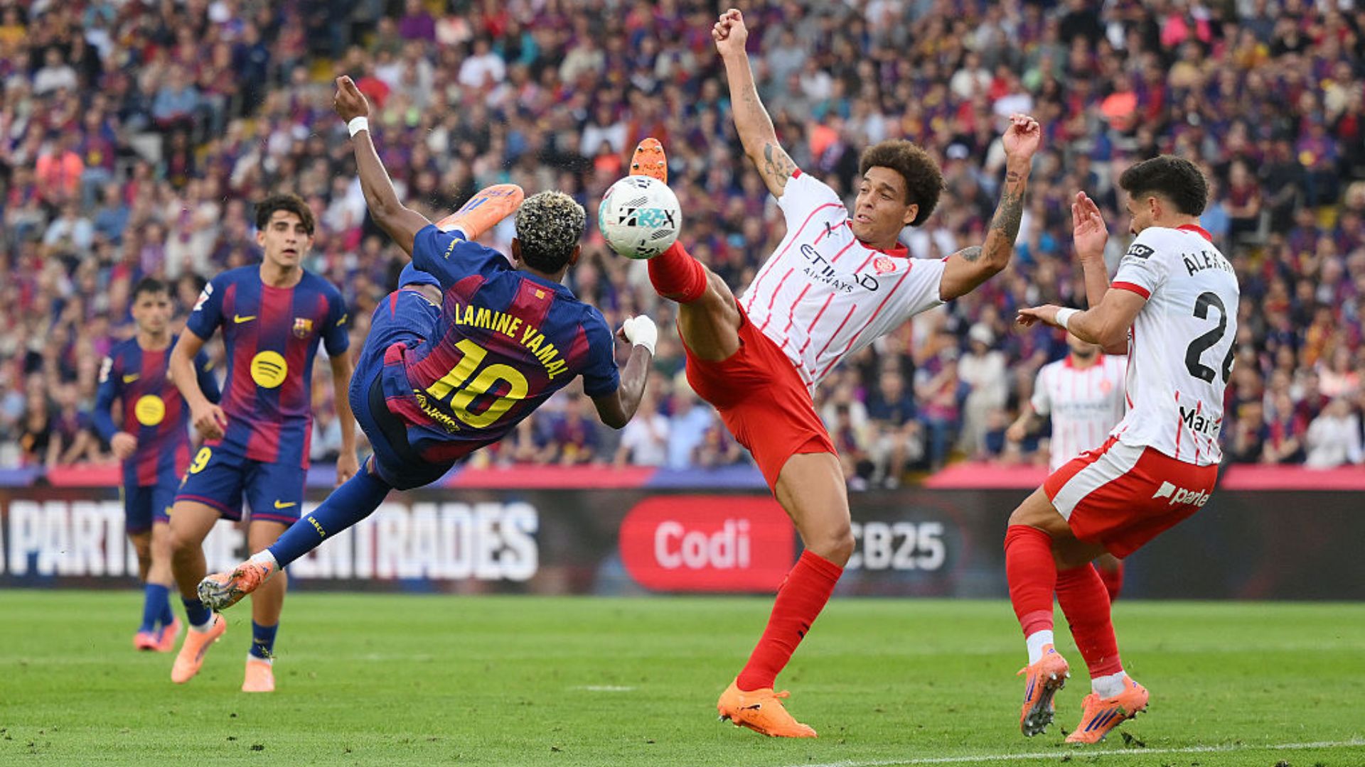 Barcelona vence al Girona en el último minuto y es líder nuevamente