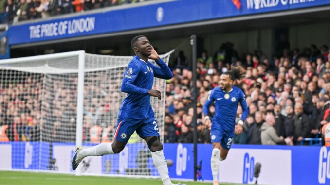 Chelsea sorprende y vence al Liverpool, y pierde el liderato