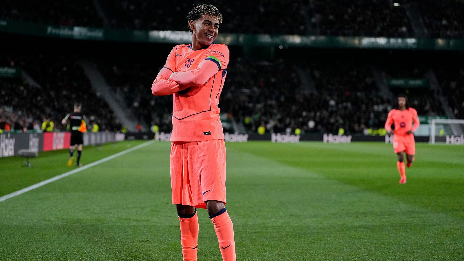 El Barcelona pasa apuros otra vez, pero conserva la cima de LaLiga