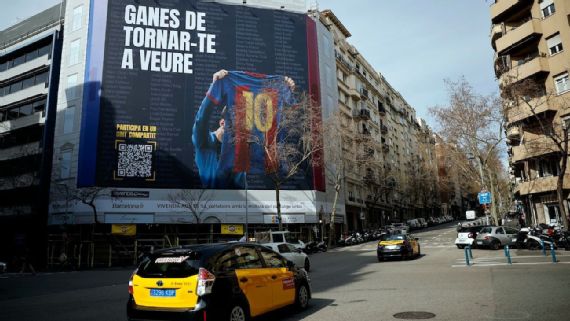 Messi irrumpe en la campaña electoral del Barcelona con una lona gigante