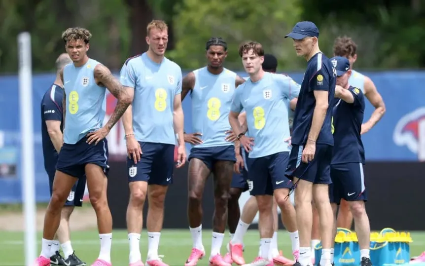 Roban equipamiento de Inglaterra previo al Mundial